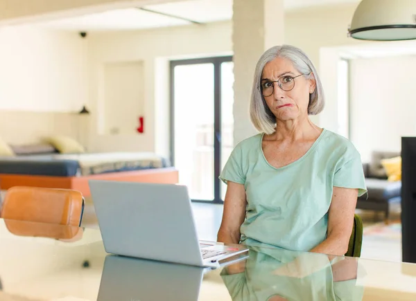 Mujer Mediana Edad Sintiéndose Despistada Confundida Incierta Sobre Qué Opción — Foto de Stock