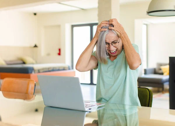 Orta Yaşlı Bir Kadın Kendini Stresli Hayal Kırıklığına Uğramış Hissediyor — Stok fotoğraf