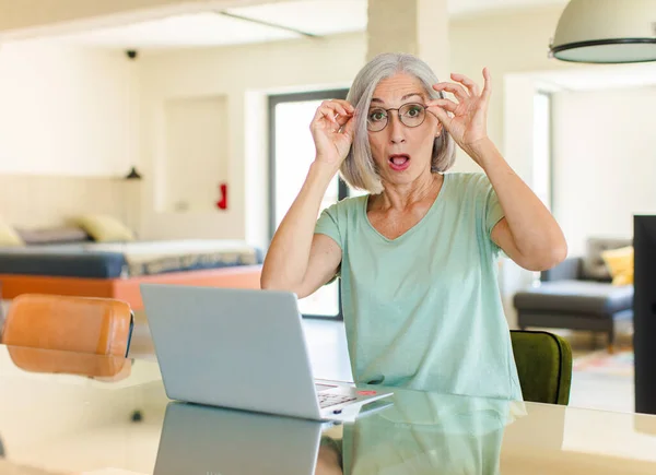 Middle Age Woman Feeling Shocked Amazed Surprised Holding Glasses Astonished — Stock Photo, Image