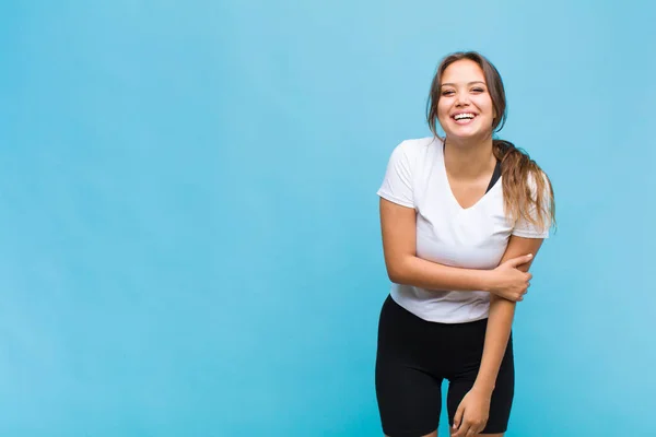 Jovem Hispânica Rindo Tímida Alegremente Com Uma Atitude Amigável Positiva — Fotografia de Stock