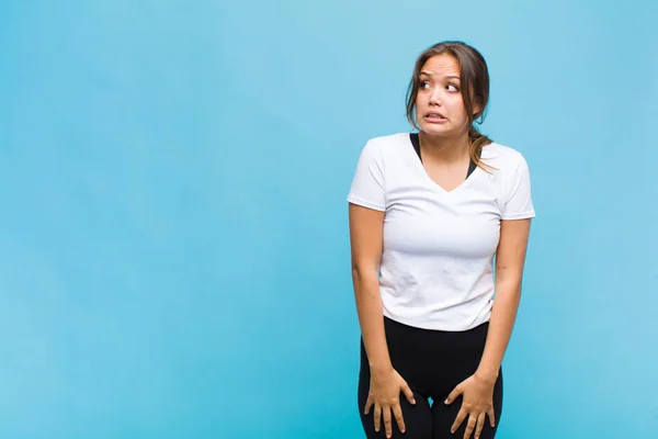 Joven Mujer Hispana Mirando Preocupada Estresada Ansiosa Asustada Con Pánico —  Fotos de Stock