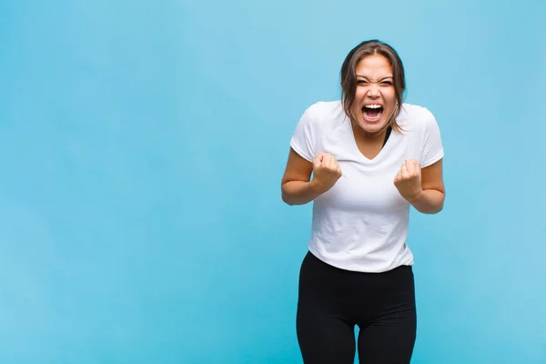 Joven Mujer Hispana Gritando Agresivamente Con Mirada Molesta Frustrada Enojada — Foto de Stock