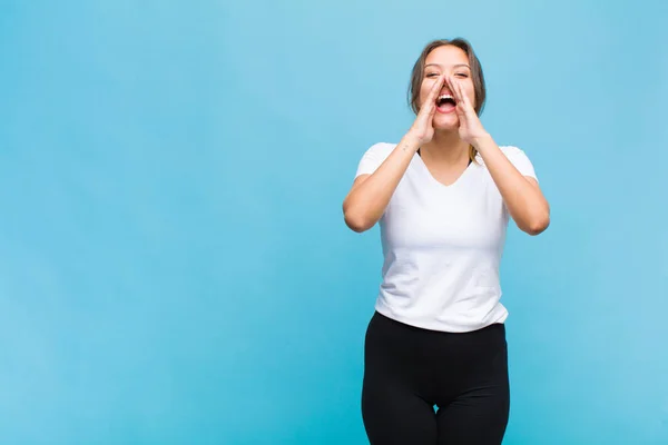 Ung Latinamerikansk Kvinna Känner Sig Glad Upphetsad Och Positiv Ger — Stockfoto