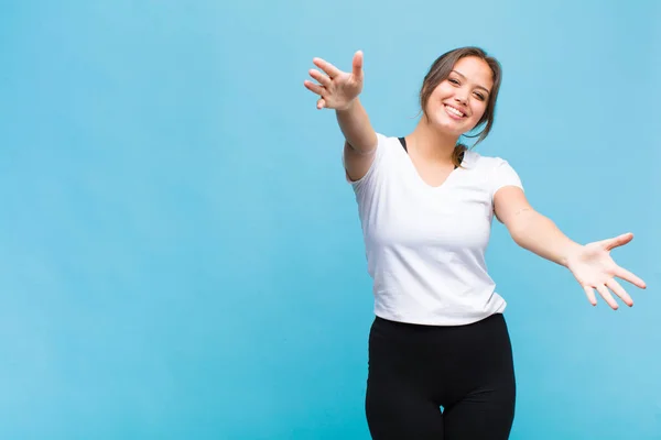 Ung Latinamerikansk Kvinna Ler Glatt Ger Varm Vänlig Kärleksfull Välkomnande — Stockfoto