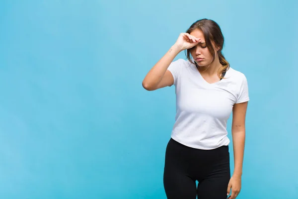 Joven Mujer Hispana Mirando Estresada Cansada Frustrada Secando Sudor Frente — Foto de Stock