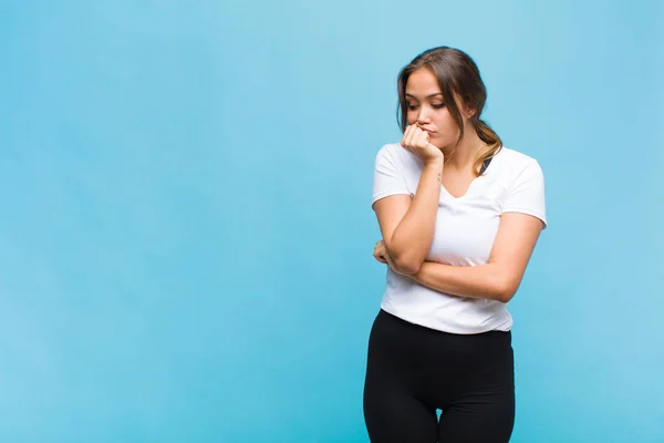 Giovane Donna Ispanica Che Sente Seria Premurosa Preoccupata Fissando Lateralmente — Foto Stock