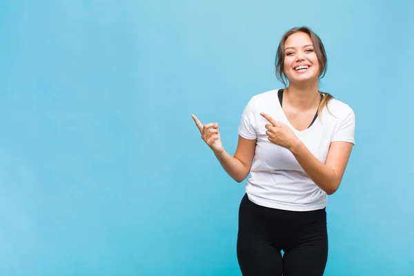 Jeune Femme Hispanique Souriant Joyeusement Pointant Vers Côté Vers Haut — Photo