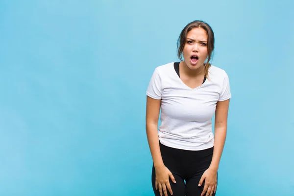 ショックを受けた若いヒスパニック系の女性怒り狂ったか失望した口を開けて激怒した — ストック写真