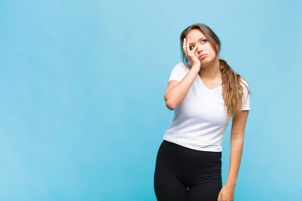 Joven Mujer Hispana Que Siente Aburrida Frustrada Somnolienta Después Una — Foto de Stock