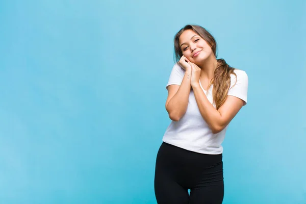 Jonge Spaanse Vrouw Die Verliefd Voelt Schattig Schattig Gelukkig Uitziet — Stockfoto