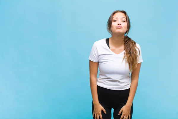 Ung Latinamerikansk Kvinna Trycka Läppar Tillsammans Med Söt Rolig Glad — Stockfoto