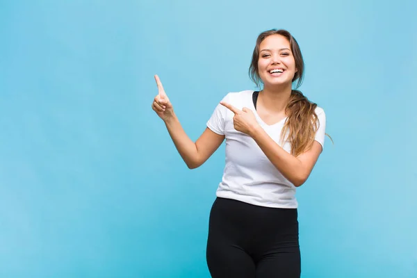 Giovane Donna Ispanica Sensazione Gioiosa Sorpresa Sorridendo Con Espressione Scioccata — Foto Stock