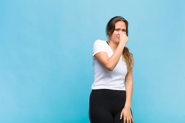 Young Hispanic Woman Feeling Disgusted Holding Nose Avoid Smelling Foul — Stock Photo, Image