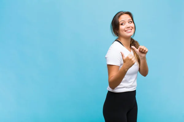 Jeune Femme Hispanique Souriant Joyeusement Avec Désinvolture Pointant Vers Copier — Photo