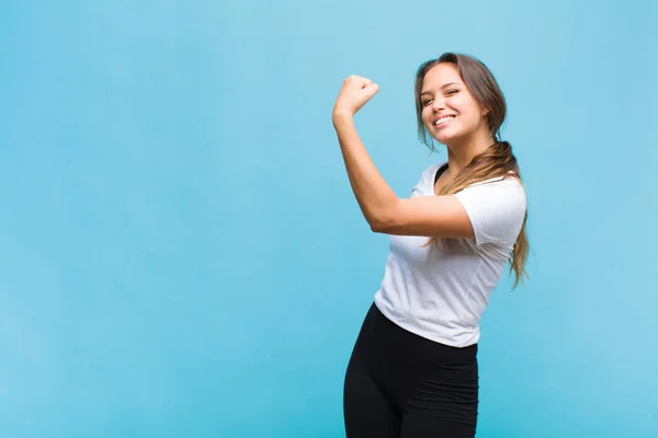 Joven Mujer Hispana Sintiéndose Feliz Satisfecha Poderosa Forma Flexión Bíceps —  Fotos de Stock