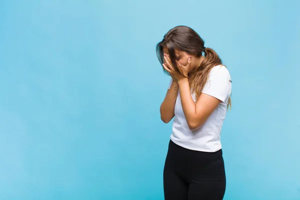 Giovane Donna Ispanica Che Copre Gli Occhi Con Mani Con — Foto Stock