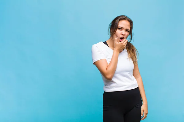 Jonge Spaanse Vrouw Met Mond Ogen Wijd Open Hand Kin — Stockfoto