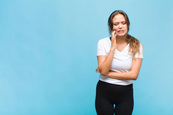 Ung Latinamerikansk Kvinna Som Håller Kinden Och Lider Smärtsam Tandvärk — Stockfoto