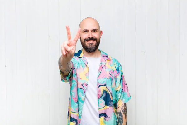 Homem Careca Sorrindo Olhando Feliz Despreocupado Positivo Gesticulando Vitória Paz — Fotografia de Stock