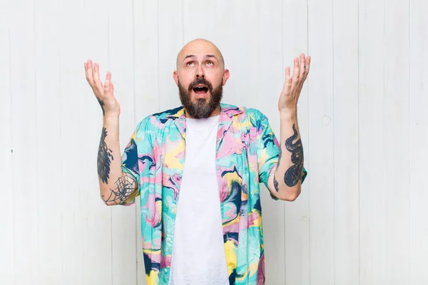 Homem Careca Sentindo Feliz Surpreso Sortudo Surpreso Celebrando Vitória Com — Fotografia de Stock