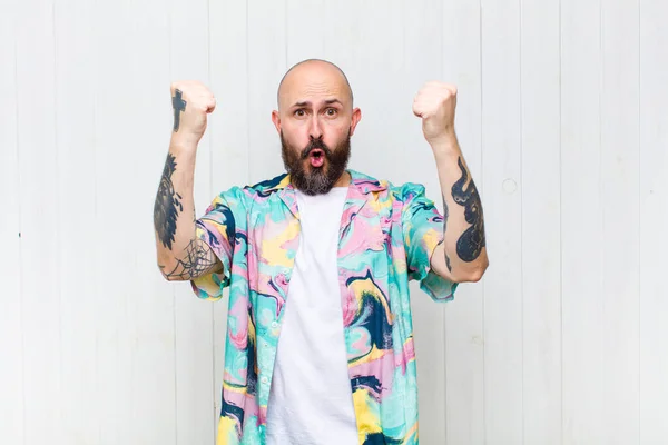 Careca Celebrando Sucesso Inacreditável Como Vencedor Parecendo Animado Feliz Dizendo — Fotografia de Stock