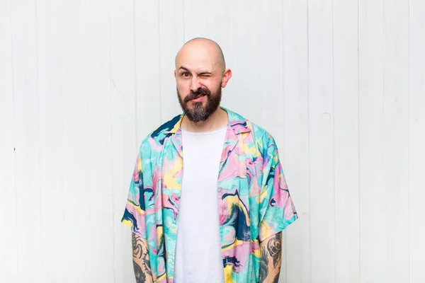 Homem Careca Olhando Feliz Amigável Sorrindo Piscando Olho Para Você — Fotografia de Stock