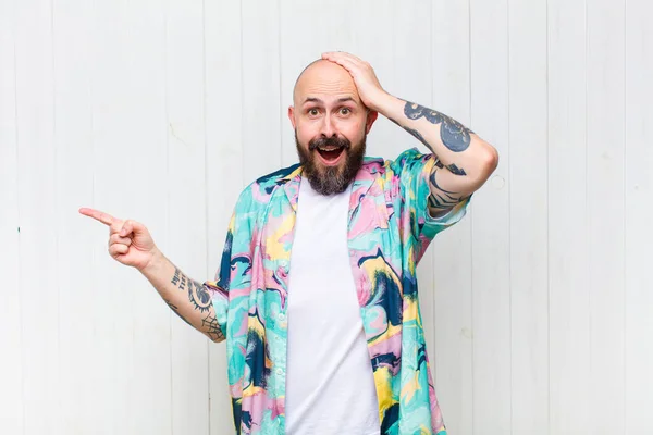 Careca Rindo Parecendo Feliz Positivo Surpreso Percebendo Uma Ótima Ideia — Fotografia de Stock