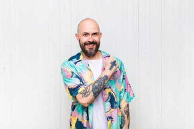 Kel adam mutlu, pozitif ve başarılı hissediyor, bir meydan okumayla karşılaştığında motive oluyor veya iyi sonuçları kutluyor.