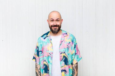 Kel adam mutlu ve hoş bir şekilde şaşırmış görünüyor. Büyülenmiş ve şok olmuş bir ifadeyle heyecanlanıyor.