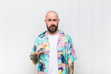 Kafası karışmış, kafası karışmış ve kendine güveni olmayan kel bir adam kendini gösterip kim olduğunu soruyor, ben mi??