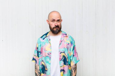 Kel adam bilgisiz, kafası karışık ve hangi seçeneği seçeceği konusunda kararsız, sorunu çözmeye çalışıyor.