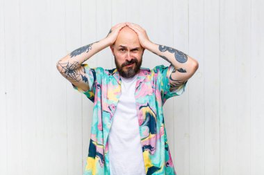 Kel adam hayal kırıklığına uğramış ve sıkılmış hissediyor, başarısızlıktan bıkmış ve bıkmış, sıkıcı işlerden bıkmış