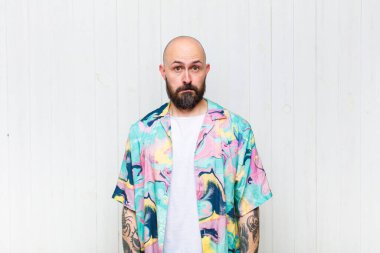 Kel adam üzgün ve stresli, kötü bir sürpriz yüzünden üzgün, olumsuz, endişeli bir bakışla