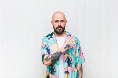 Kel adam kendini mutlu, pozitif ve başarılı hissediyordu. Elleriyle göğsünü V şeklinde yapıyordu. Zafer ya da huzur gösteriyordu.