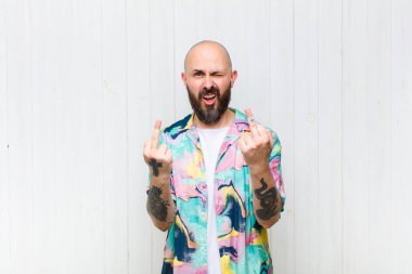 Kel adam kışkırtıcı, agresif ve müstehcen hissediyor. İsyankar bir tavırla orta parmağını hareket ettiriyor.