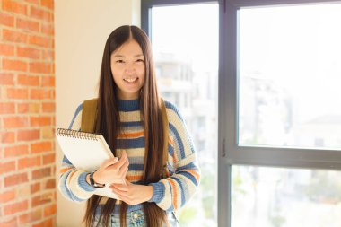 Genç Asyalı kadın endişeli, hasta, hasta ve mutsuz hissediyor. Ağrılı bir mide ağrısı ya da grip geçiriyor.