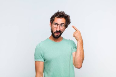 Genç sakallı adam şaşkın ve şaşkın hissediyor. Deli, deli ya da aklını kaçırmış olduğunu gösteriyor.