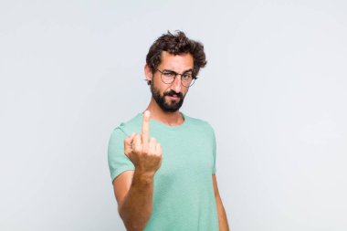 Genç sakallı adam kızgın, sinirli, asi ve agresif hissediyor, orta parmağını hareket ettiriyor, karşı koyuyor.