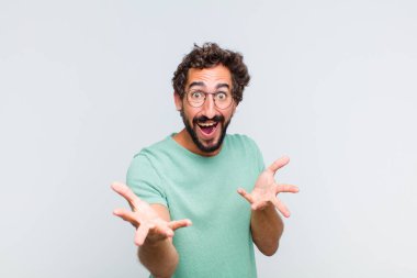 Genç sakallı adam kendini mutlu, şaşkın, şanslı ve şaşırmış hissediyor. Sanki her şeyi ciddiye alıyormuş gibi. İnanılmaz!