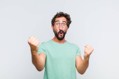 Genç sakallı adam inanılmaz bir başarıyı kutluyor. Kazanan gibi. Heyecanlı ve mutlu görünüyor.!