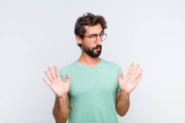 Genç sakallı adam gergin, endişeli ve endişeli görünüyor. Benim hatam olmadığını söylüyor. Yoksa ben yapmadım. 