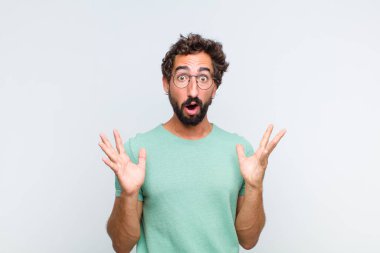 Genç sakallı adam şok olmuş ve hayrete düşmüş görünüyor, inanılmaz bir şey fark ettiğinde şaşkınlık içinde.