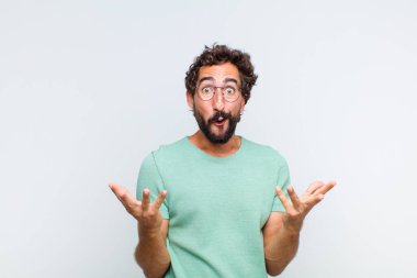 Genç sakallı adam ağzı açık ve şaşırmış, şok olmuş ve hayrete düşmüş inanılmaz bir sürprizle