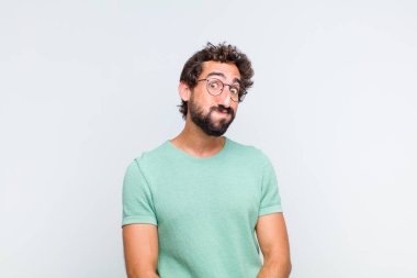 Genç sakallı, şapşal, çılgın, şaşırmış bir yüzü olan, yanakları şişen, doldurulmuş, şişman ve yemek dolu bir adam.