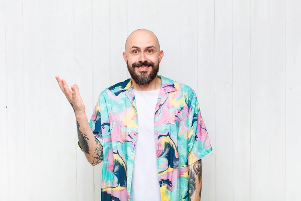 Homem Careca Sentindo Feliz Surpreso Alegre Sorrindo Com Atitude Positiva — Fotografia de Stock