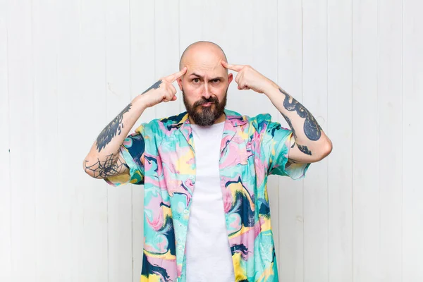 Homem Careca Com Olhar Sério Concentrado Brainstorming Pensar Sobre Problema — Fotografia de Stock