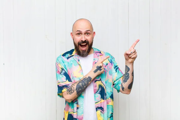 Homem Careca Sentindo Alegre Surpreso Sorrindo Com Uma Expressão Chocada — Fotografia de Stock