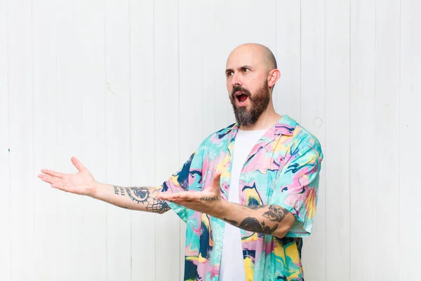 Homem Careca Realizando Ópera Cantando Concerto Show Sentindo Romântico Artístico — Fotografia de Stock