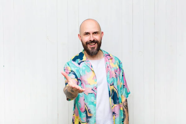 Homem Careca Sorrindo Parecendo Feliz Confiante Amigável Oferecendo Aperto Mão — Fotografia de Stock