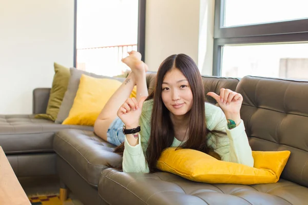 Joven Asiático Mujer Sintiéndose Orgulloso Arrogante Seguro Mismo Buscando Satisfecho — Foto de Stock